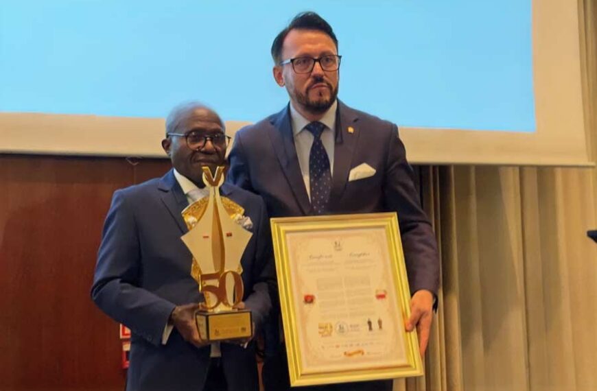 Statuetka Niepodległości – 50 lat wolnej Angoli